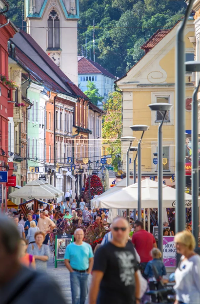 Slika prikazuje živahno ulico v Celju.