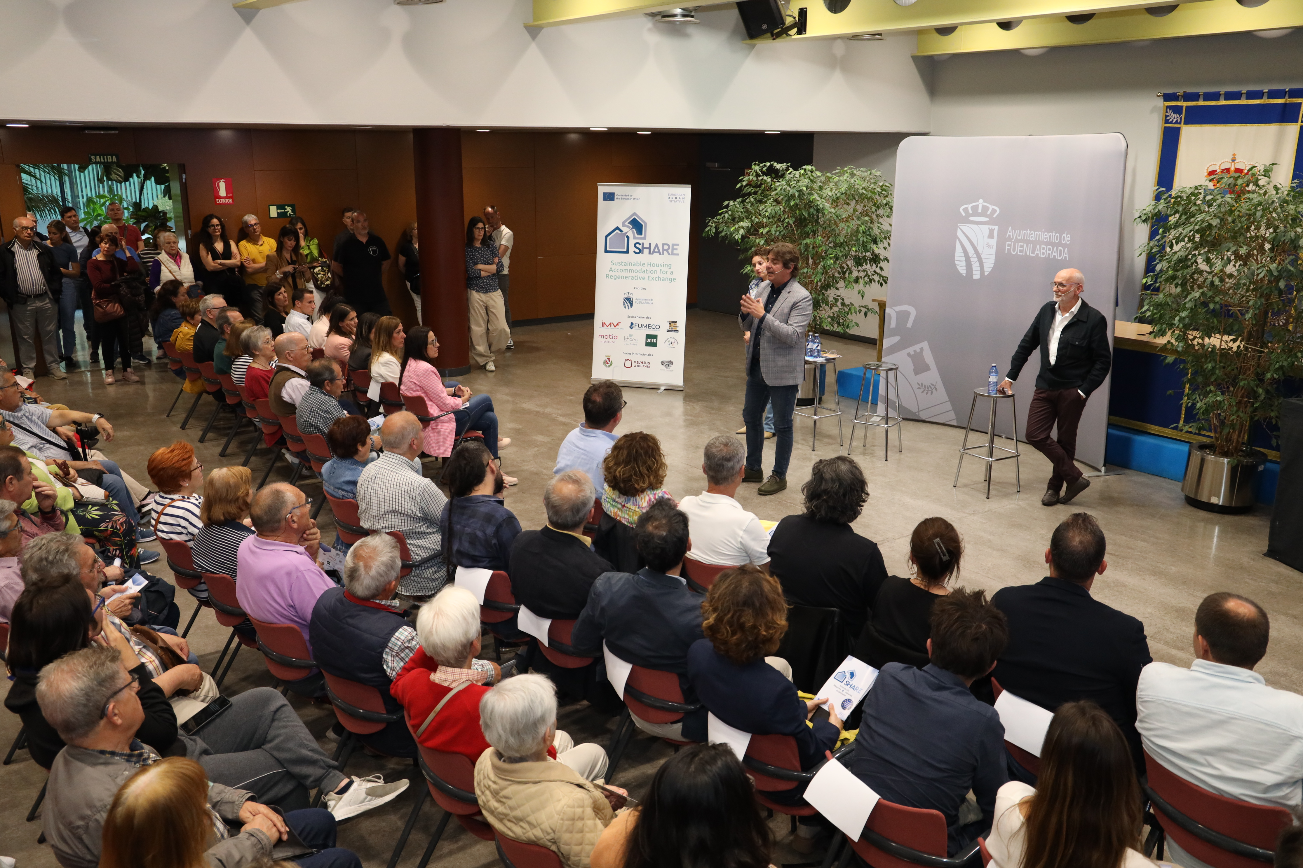 Mayor explaining the project