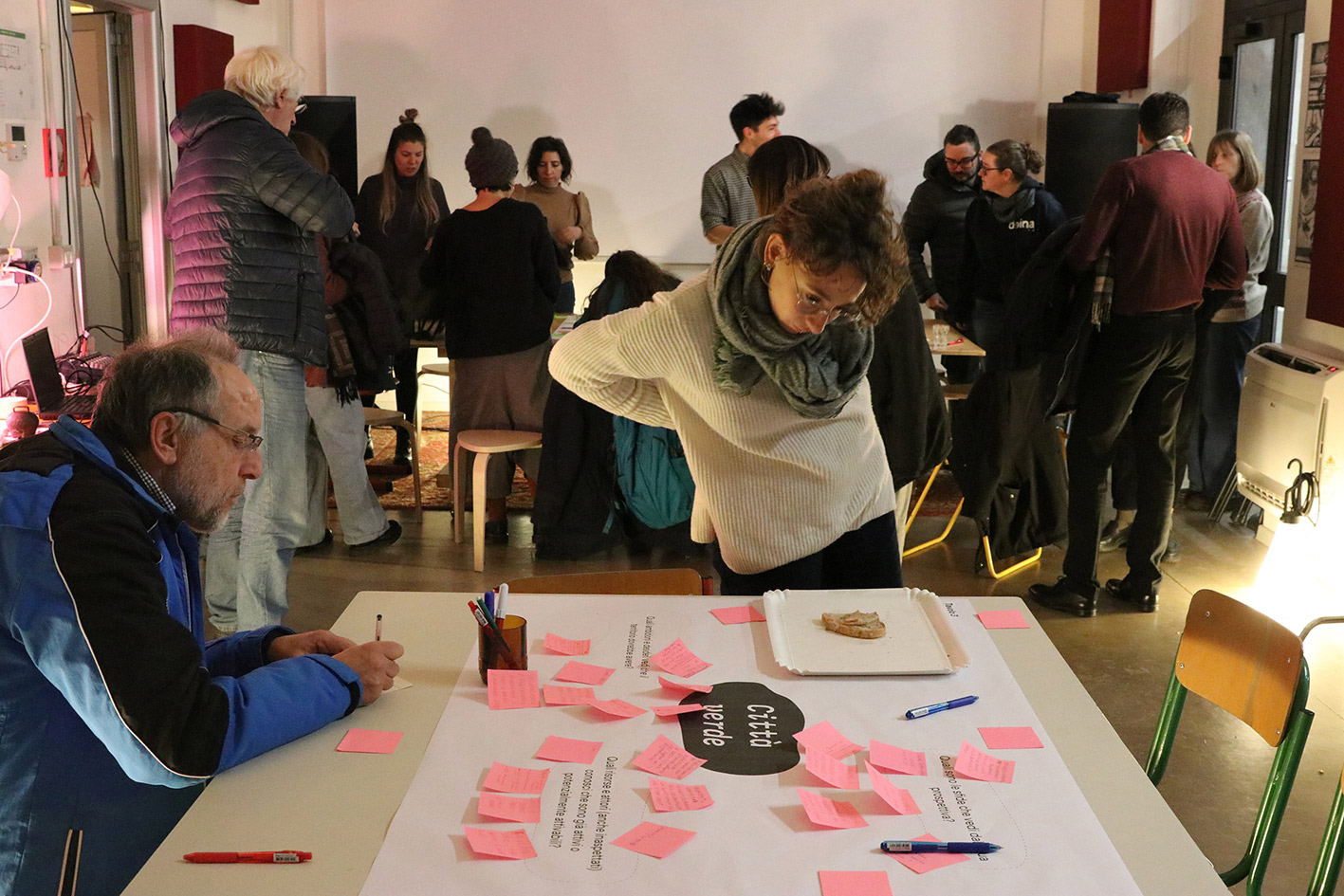 A person looking at at a mind map on a table on which there are many post-its gathering ideas around green cities.