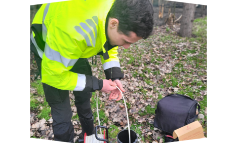 Arthur from iFLUX setting up the groudwater sensors