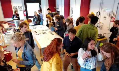 People gathering in small groups to exchange ideas at a S4T co-design event in the community academy La Foresta.