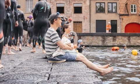 UrbanSwim25_sittingonpontoon_EstherMasscheleyn