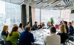 Diskutant:innen an einem Tisch