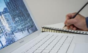 Arbeitssituation mit Computer und Block