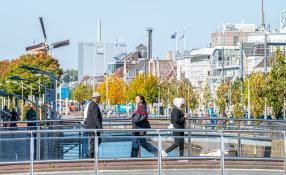 Wandelende mensen op een brug