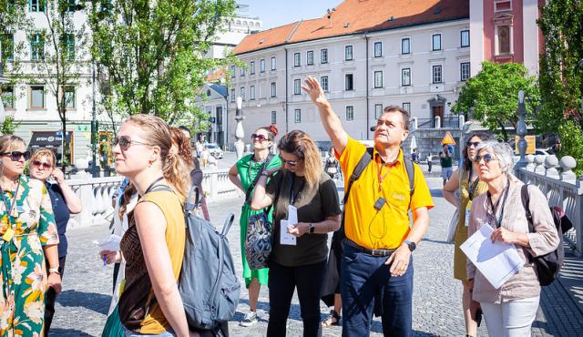 Guide showing a group in a city