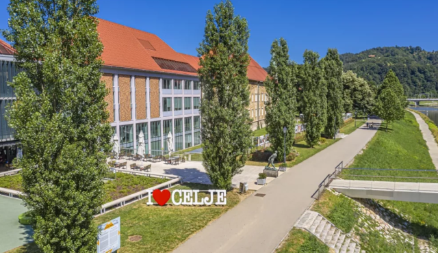 Slika prikazuje osrednjo knjižnico Celje, pred katerim je napis I love Celje.