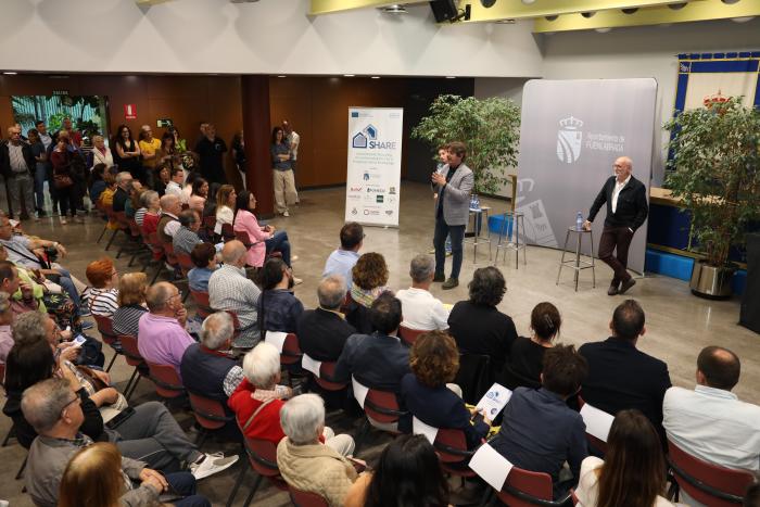 Mayor explaining the project