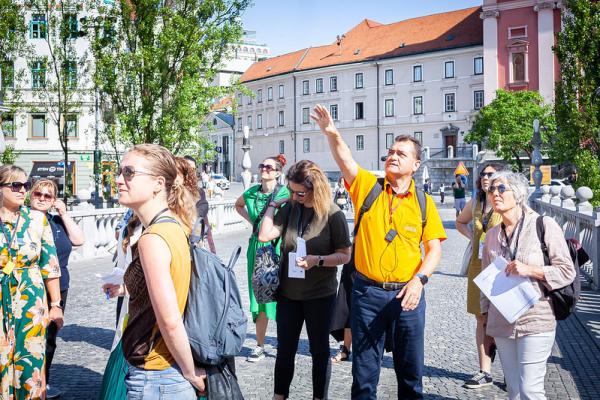 Guide showing a group in a city