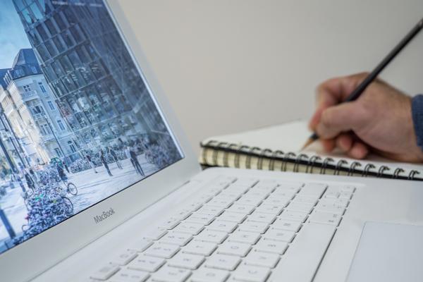Arbeitssituation mit Computer und Block