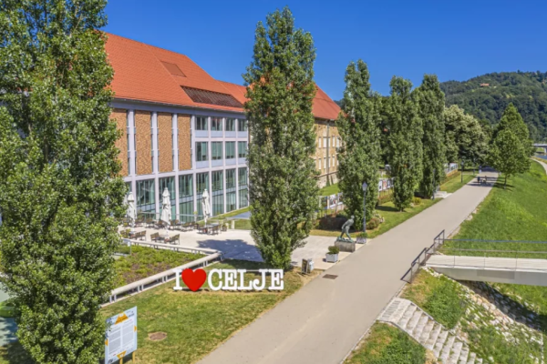 Slika prikazuje osrednjo knjižnico Celje, pred katerim je napis I love Celje.