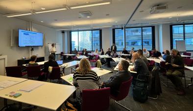 Mensen in vergaderzaal 