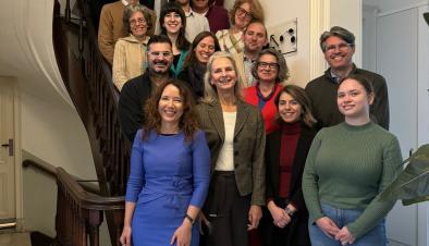 Foto van mensen die in een trappenhal poseren 