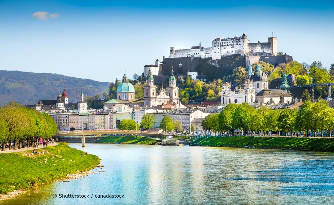 Salzburger Altstadt mit Festung im Hintergrund und Salzach im Vordergrund